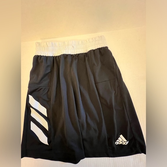ADIDAS SIGNATURE SHORTS FOR BASKETBALL .         SIZE MEDIUM.   BLACK AND WHITE - Picture 2 of 7